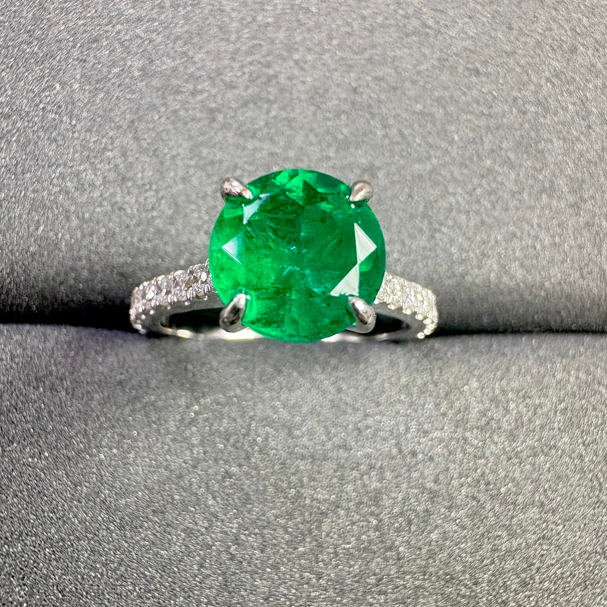 A VIVID GREEN COLOMBIA EMERALD RING 1.96 (GRS)