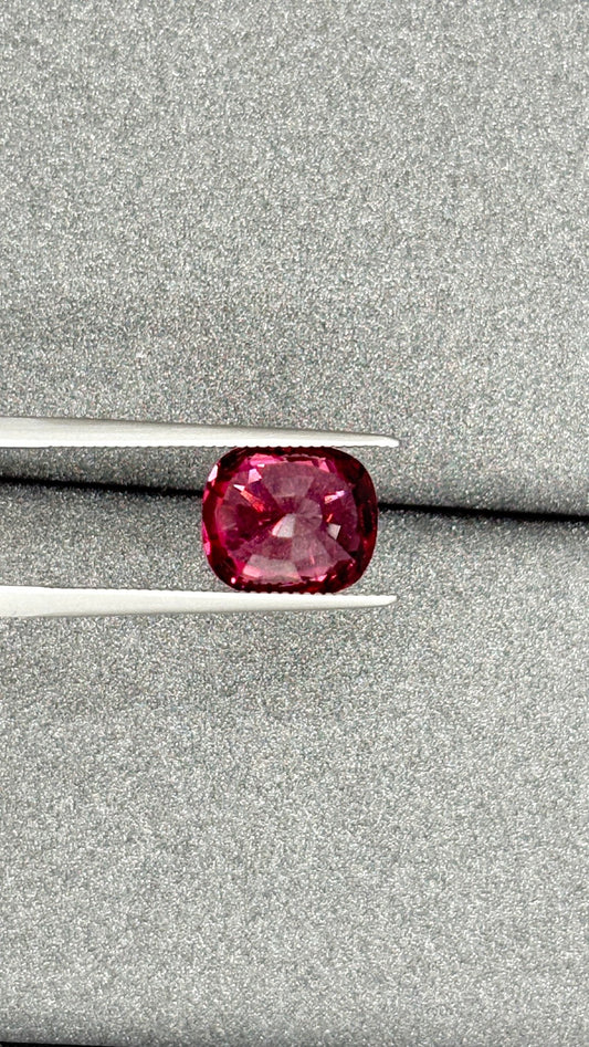 A VIRANT PINK ORANGE SPINEL