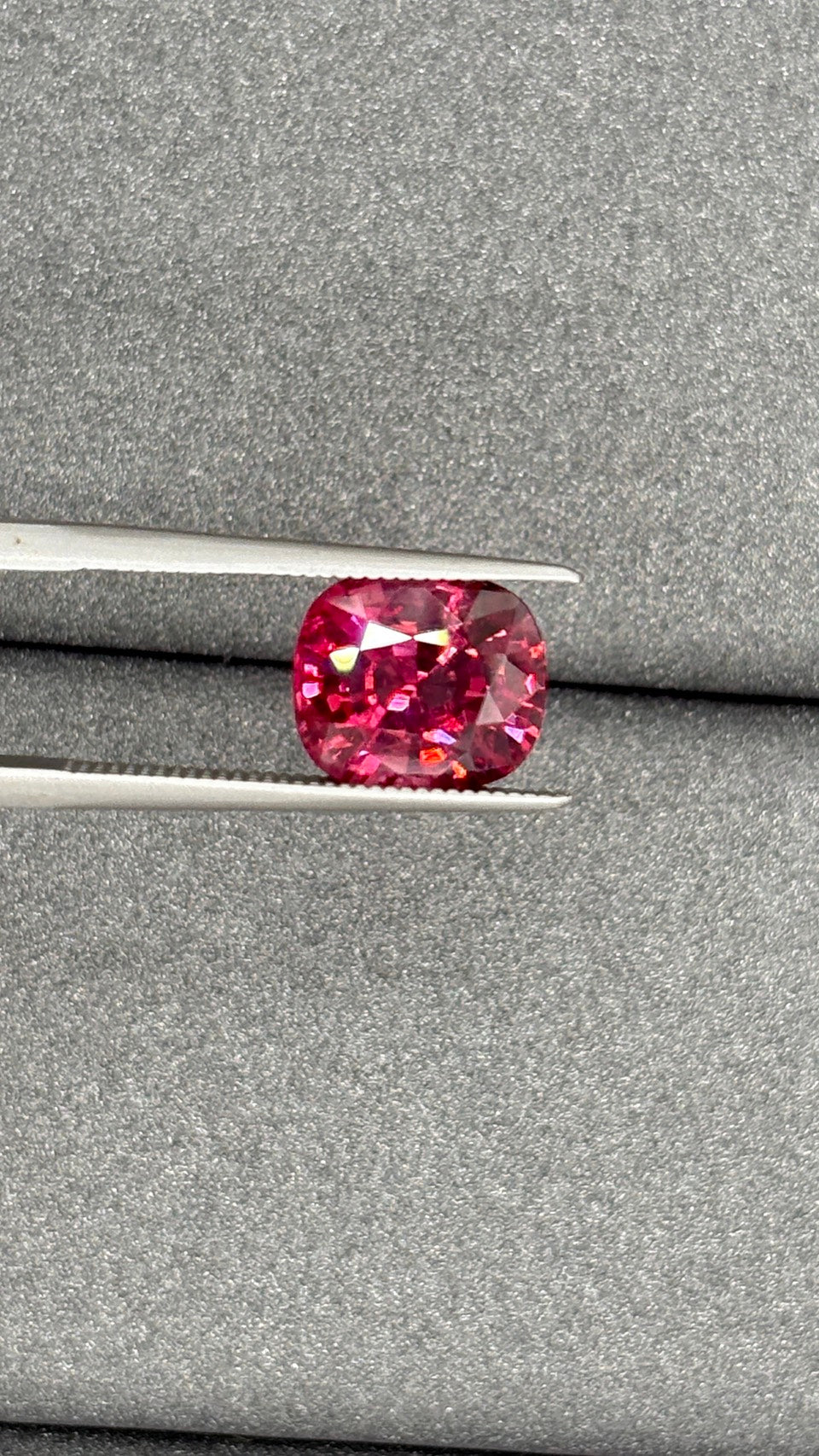 A VIRANT PINK ORANGE SPINEL