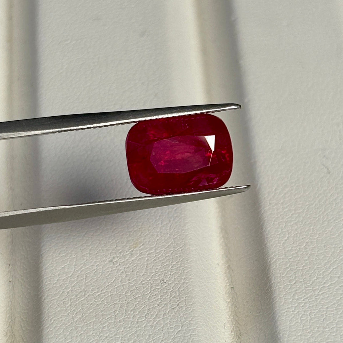 A RUBY INTENSE RED 5.71 CTS GRS/GIA