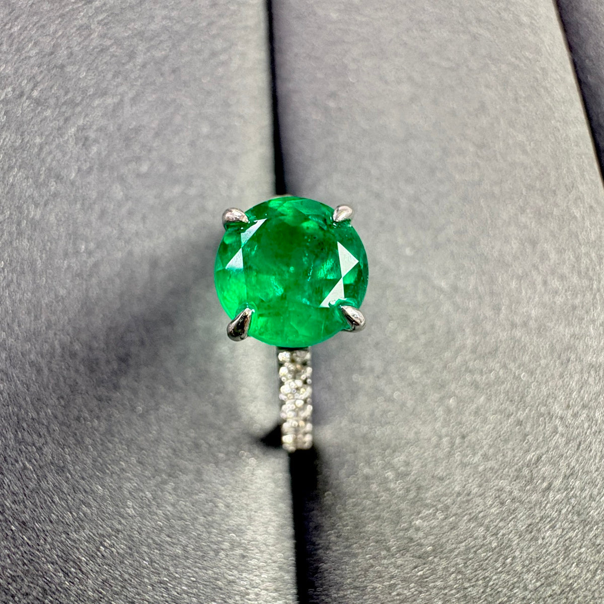 A VIVID GREEN COLOMBIA EMERALD RING 1.96 (GRS)
