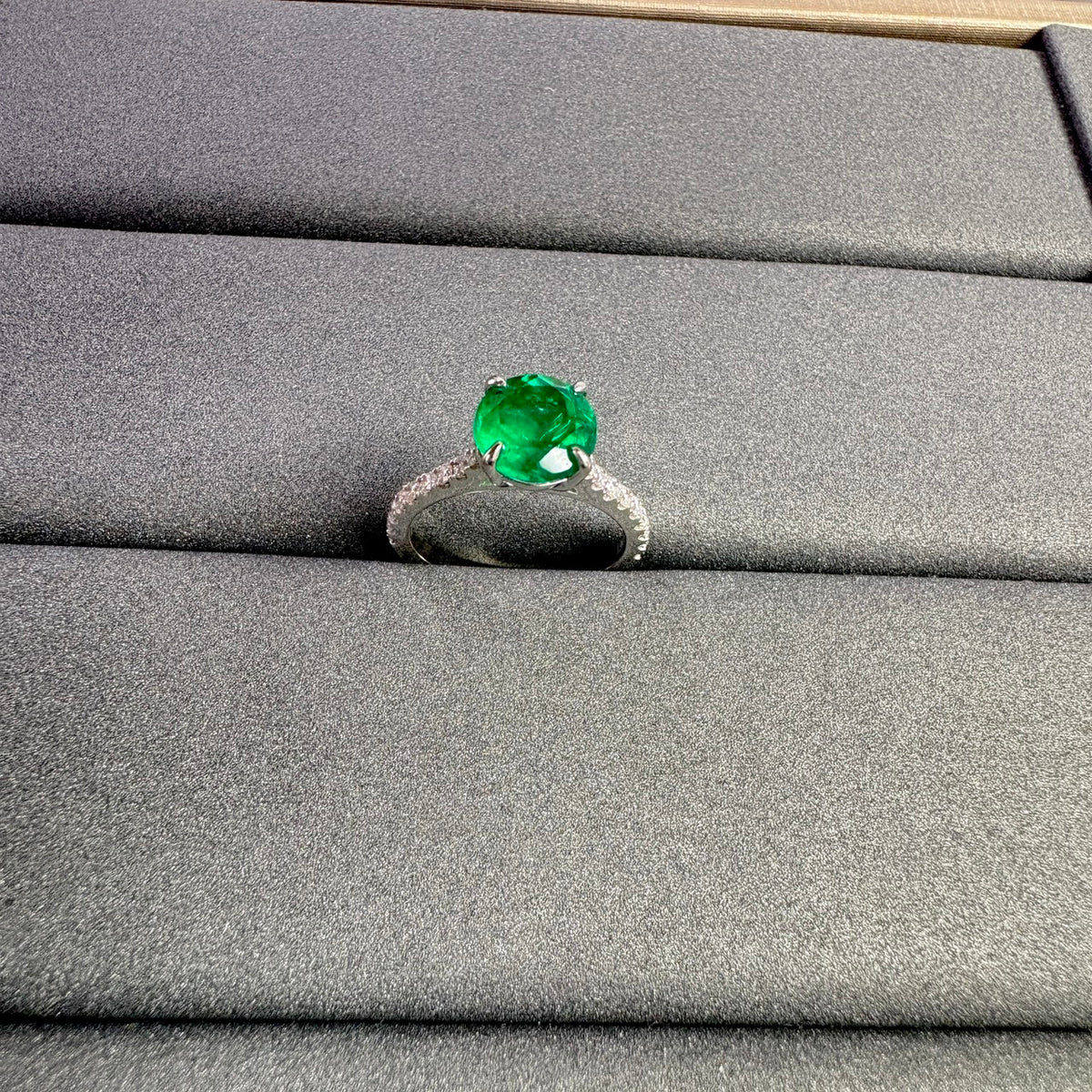 A VIVID GREEN COLOMBIA EMERALD RING 1.96 (GRS)