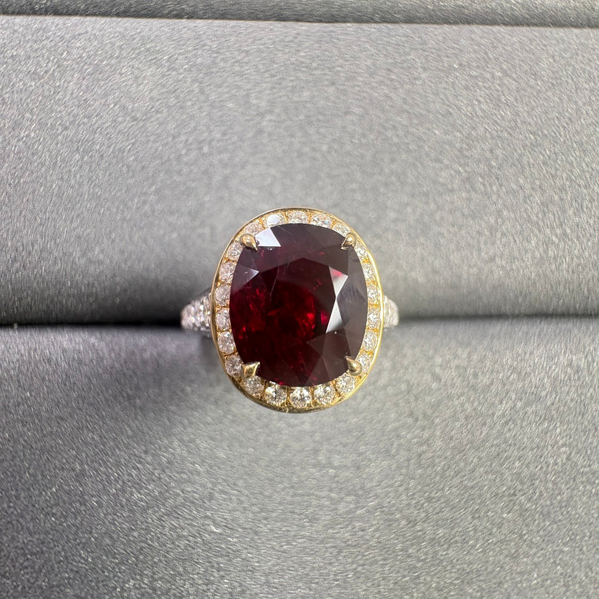 A RUBY RING 2.55 CARATS