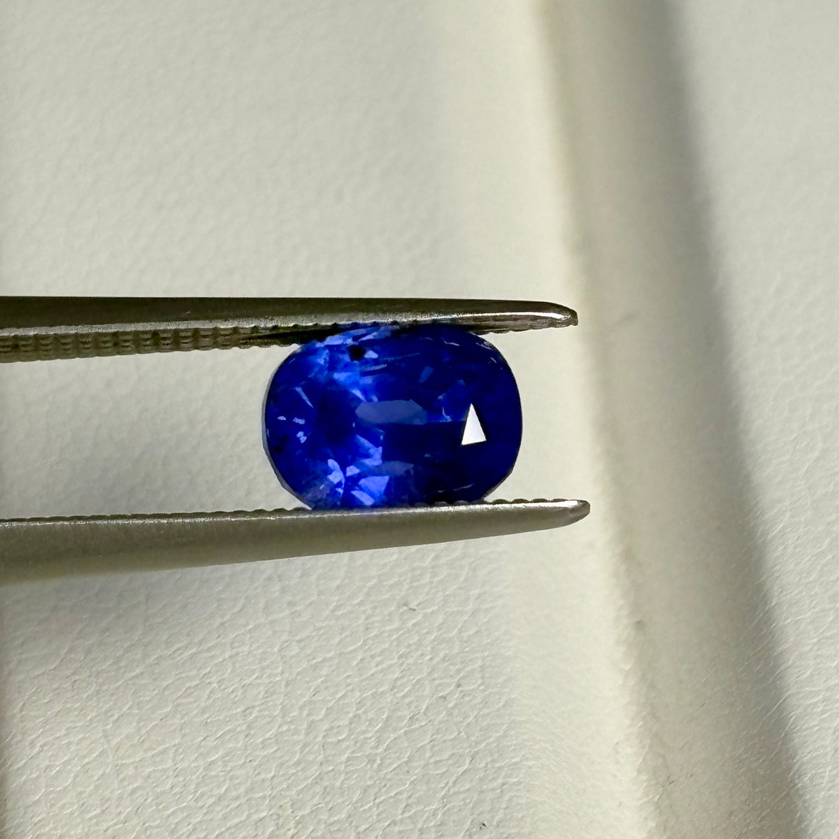 A ROYAL SAPPHIRE GRS 2.77 CARATS