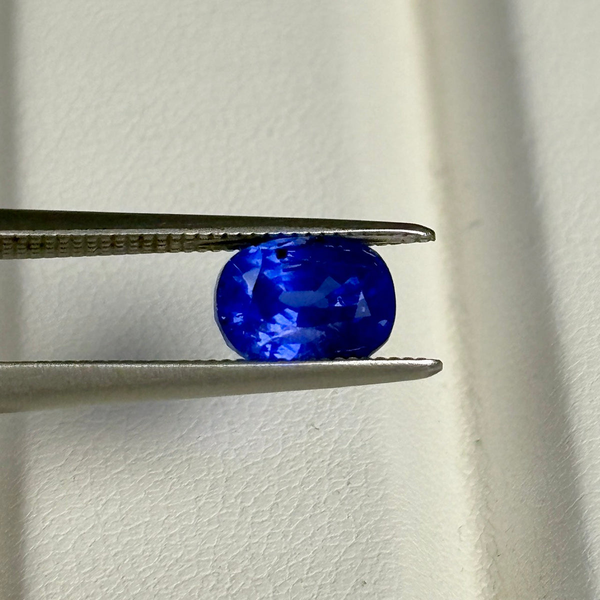 A ROYAL SAPPHIRE GRS 2.77 CARATS
