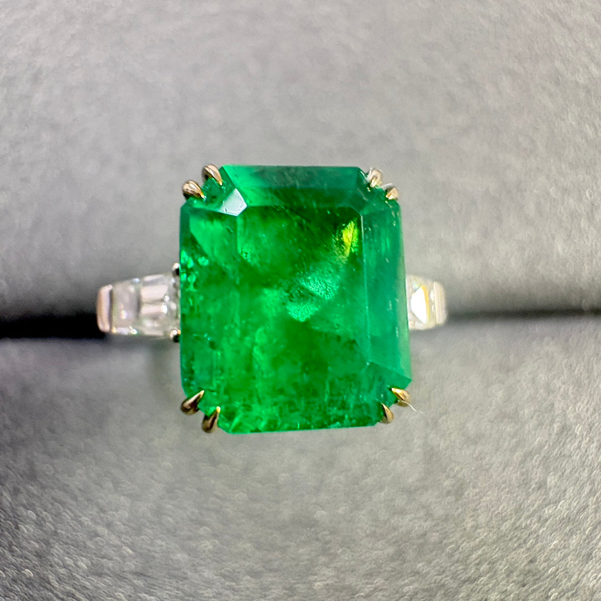 A COLOMBIAN EMERALD MUZO RING 3.69 CARATS