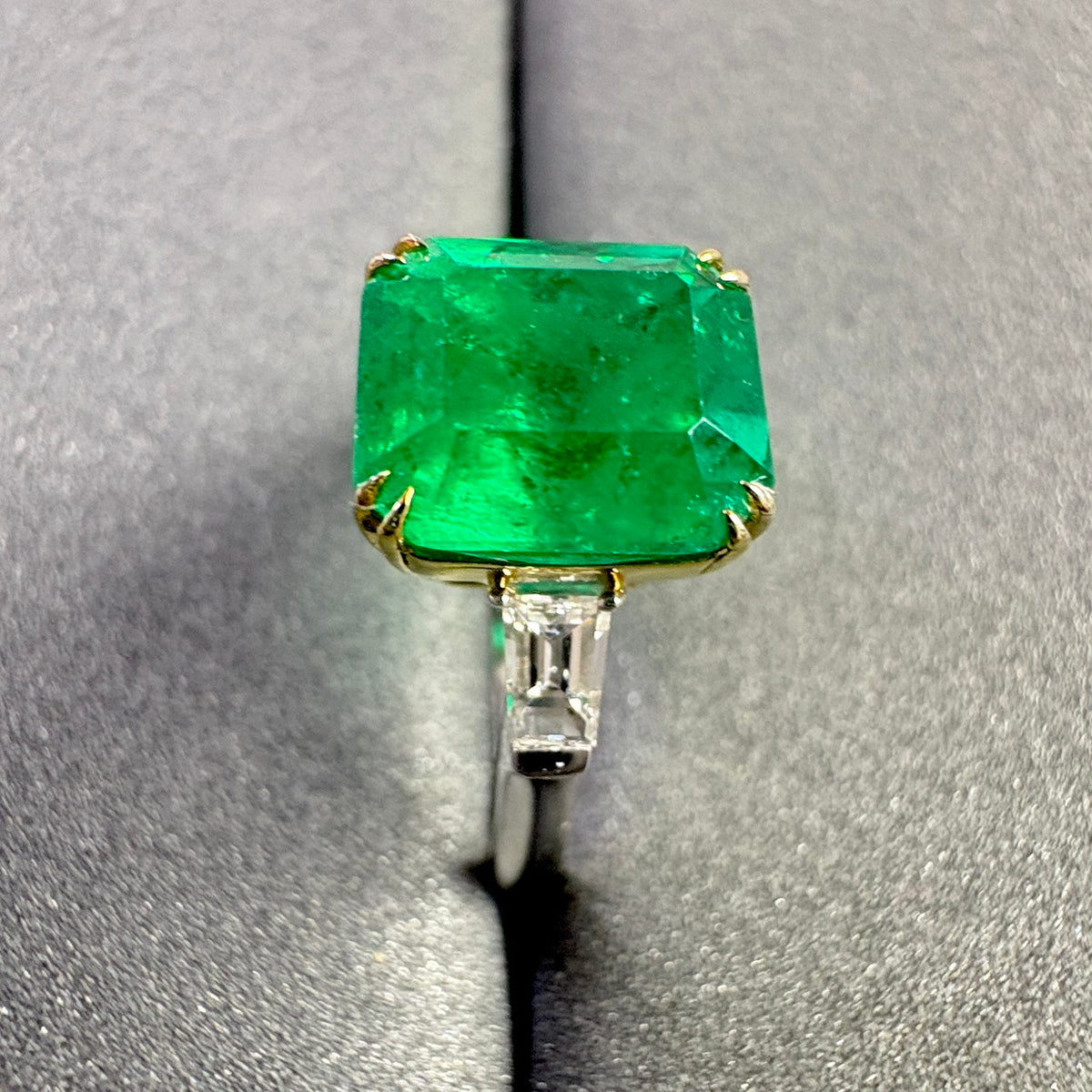 A COLOMBIAN EMERALD MUZO RING 3.69 CARATS