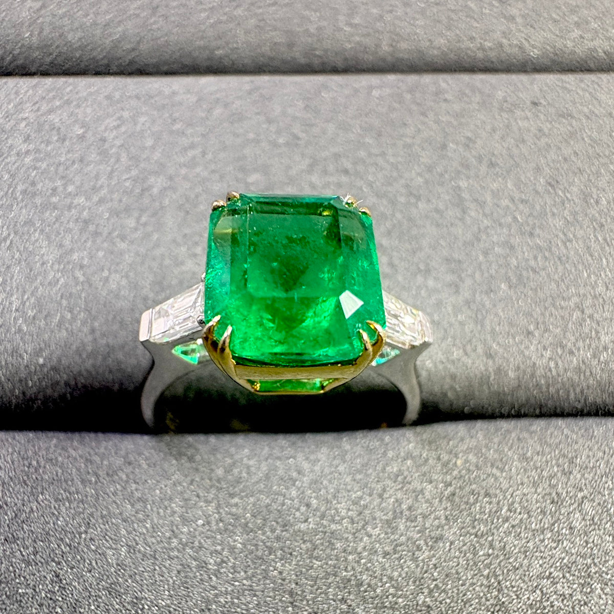 A COLOMBIAN EMERALD MUZO RING 3.69 CARATS