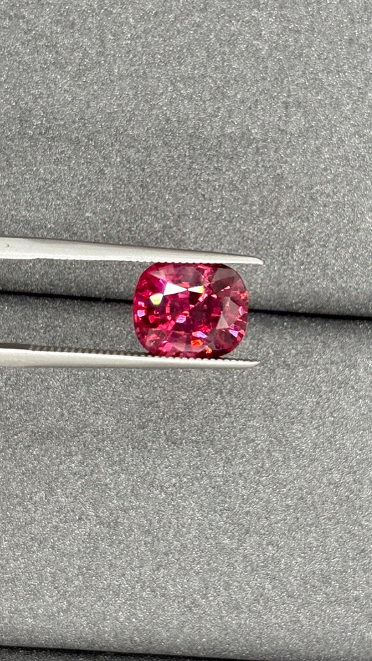 A VIRANT PINK ORANGE SPINEL