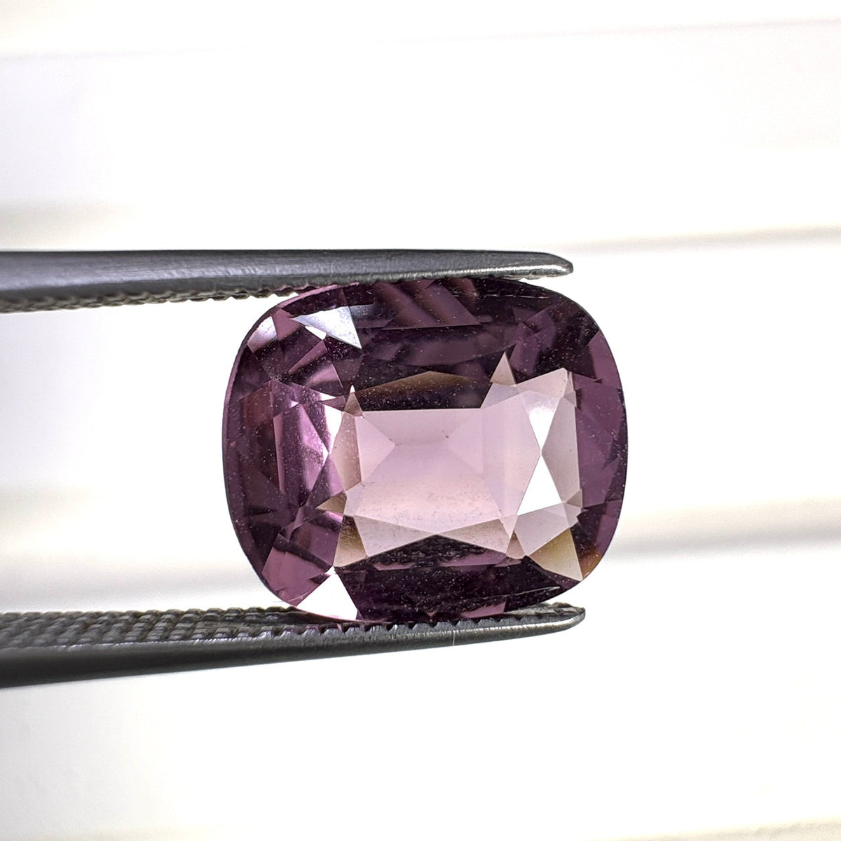 A SPINEL 4.42 CARATS BURMESE HIGH END