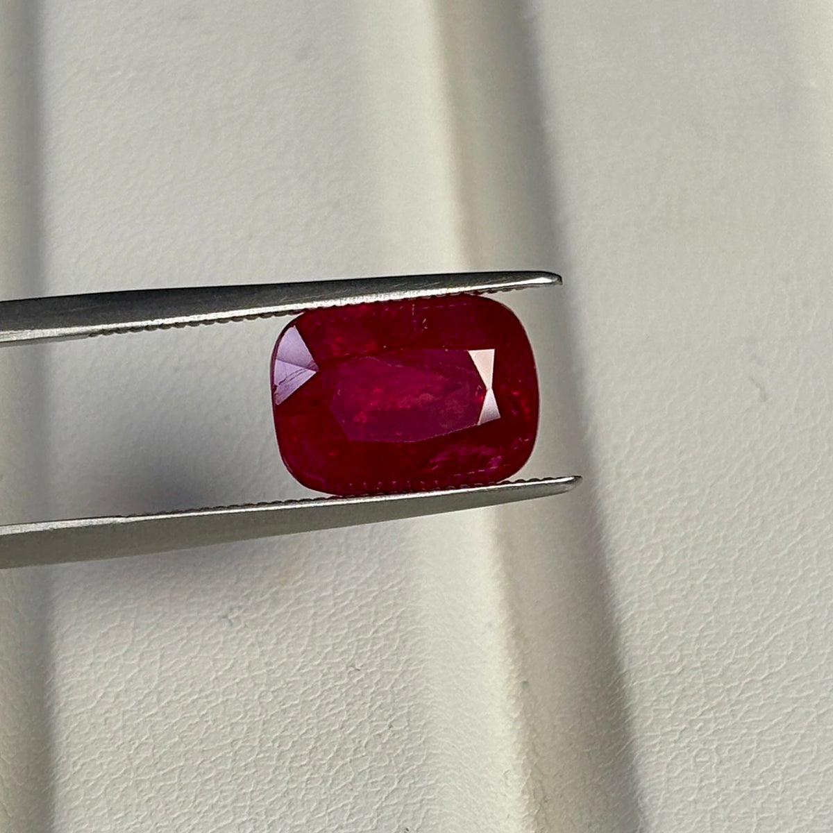 A RUBY INTENSE RED 5.71 CTS GRS/GIA