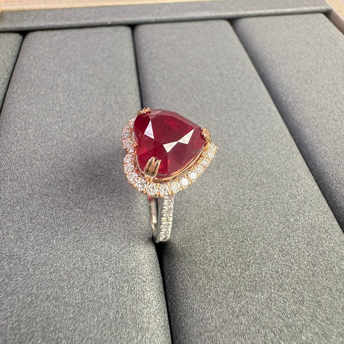 A RUBY RING 7.12 CARATS WINZA TANZANIA