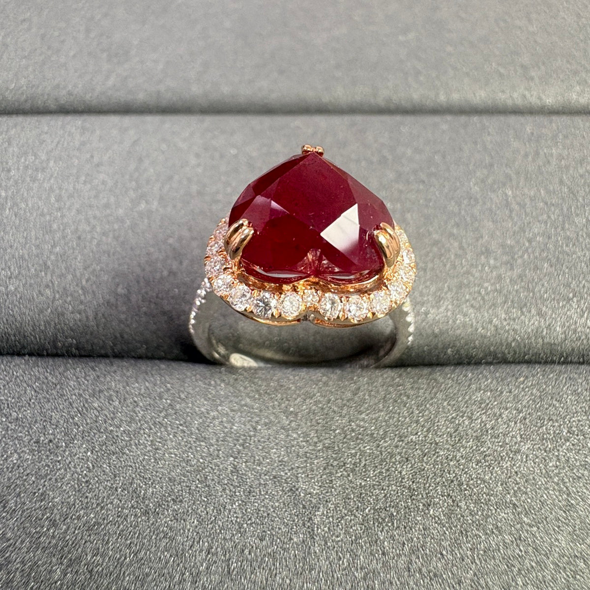 A RUBY RING 7.12 CARATS WINZA TANZANIA