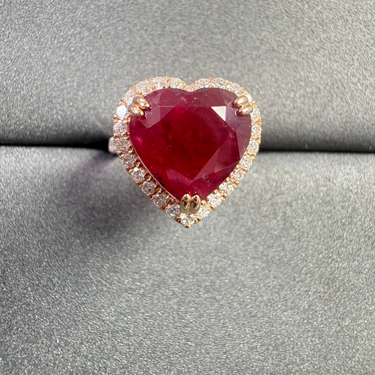 A RUBY RING 7.12 CARATS WINZA TANZANIA