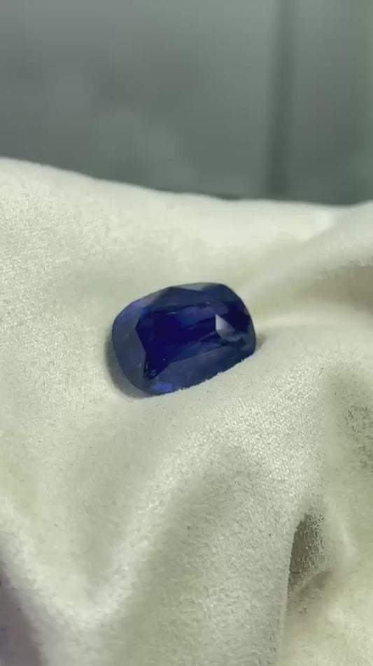 A RARE SIZE UNHEAT SAPPHIRE